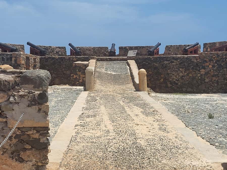Boa Vista: Motoryacht Trip with Fishing, Snorkel, Beach BBQ - A full morning on Boa Vista’s blue water
