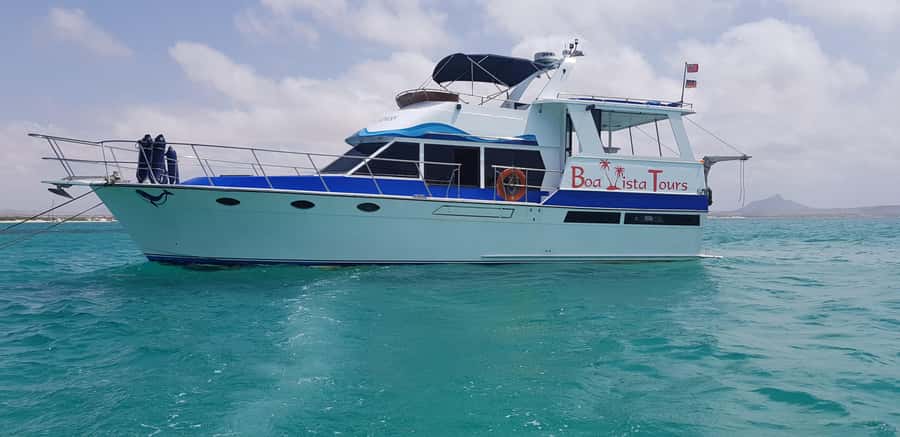 Boa Vista: Motoryacht Trip with Fishing, Snorkel, Beach BBQ - Fishing first, with no pressure to take part