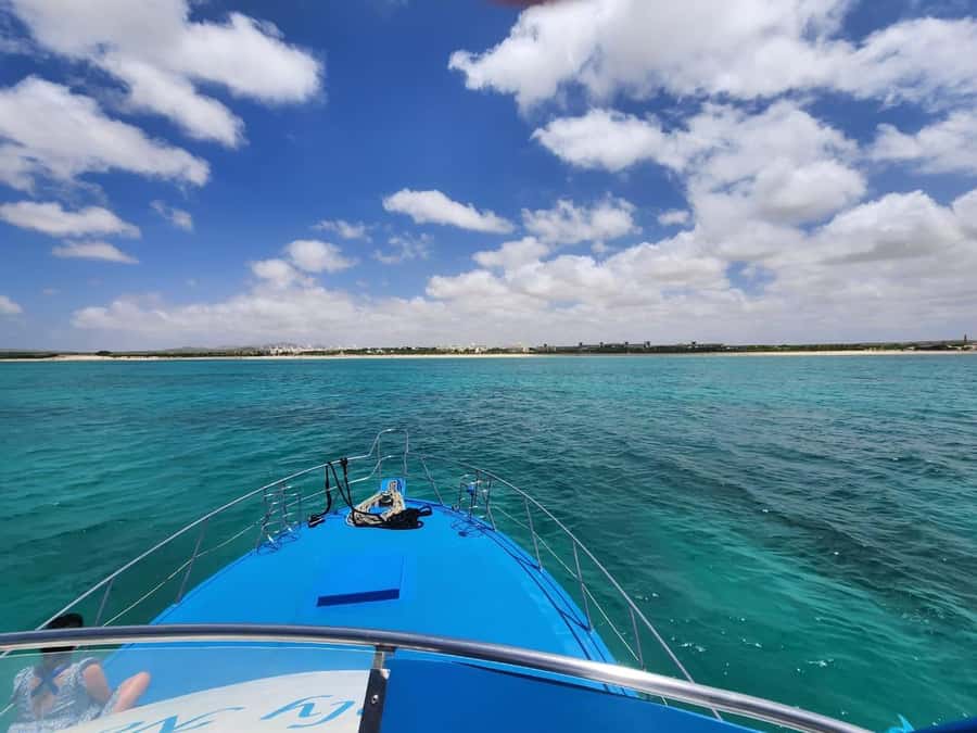 Boa Vista: Motoryacht Trip with Fishing, Snorkel, Beach BBQ - What lunch and the boat setup are really like