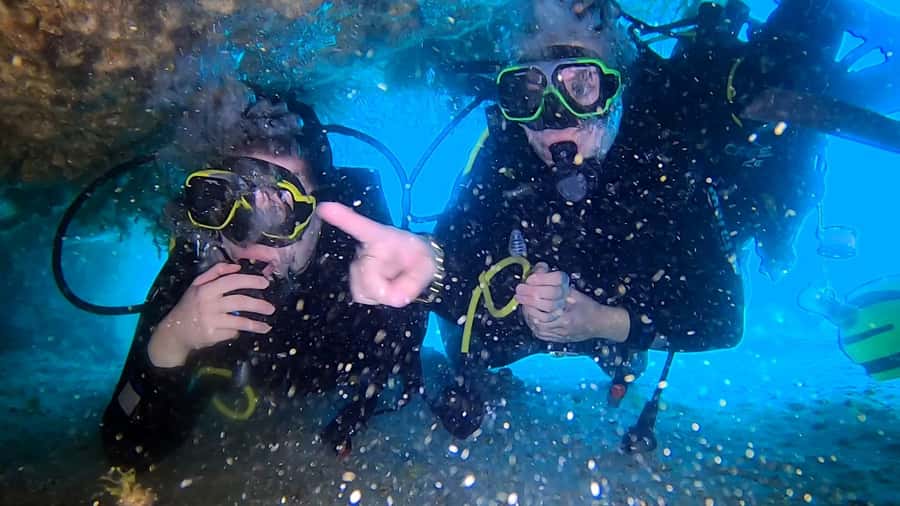 Discover Scuba Diving Program for Beginners - Day one: equipment, signals, and basic skills