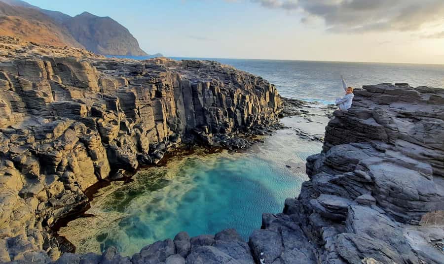 Discover the Black Sand Beach+the Natural Pool - Key points to know before you go