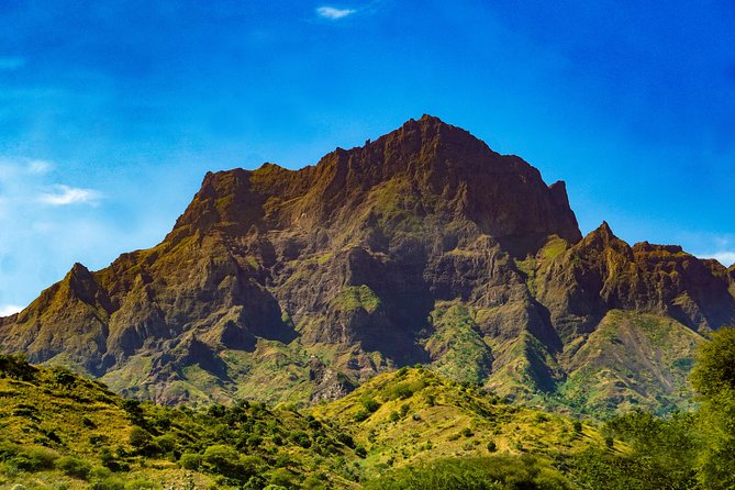 Hiking: Monte Tchota Natural Park - Pico D’Antónia (1394m) - Longueira - Down through Santiago’s working farms