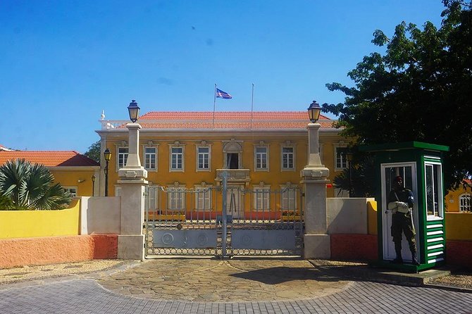 Praia: Guided Historic Walking Tour & Lunch with Locals - What the small group changes