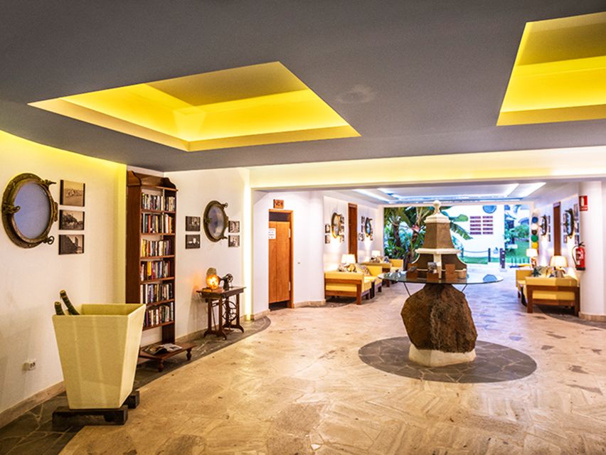 Sal island: Santa Maria city tour, street art and tapas - Cape Verdean tapas and drinks at a local restaurant