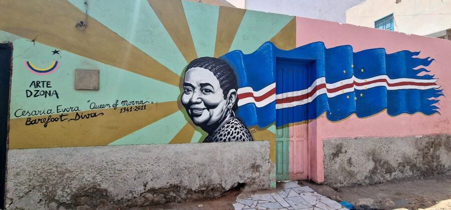 Sal island: Santa Maria city tour, street art and tapas - Street art that explains more than a postcard